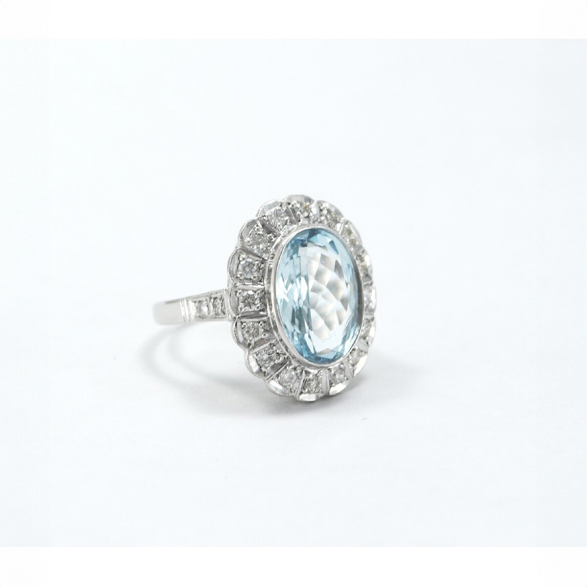 Anillo Oro 18K Blanco Con Aguamarina Central Y Brillantes 