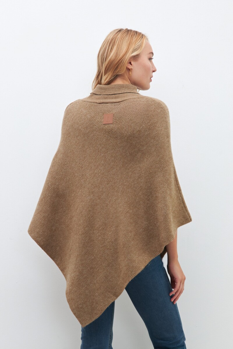 Poncho tejido con botones tostado