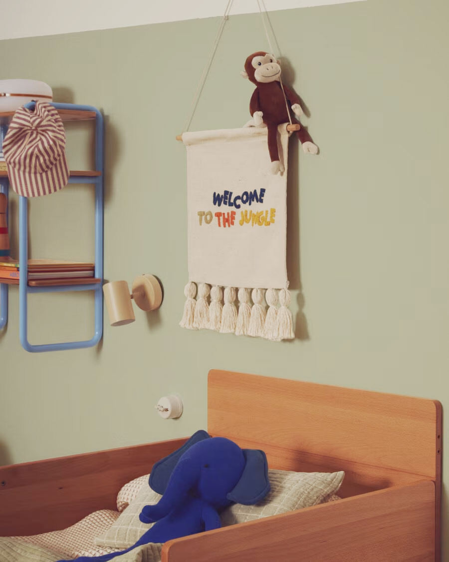 Tapiz mural Tandani algodón beige con letras multicolor y flecos 40 x 50 cm Tapiz mural Tandani algodón beige con letras multicolor y flecos 40 x 50 cm