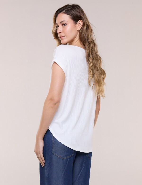Remera Escote Con Tachas Metálicas CRUDO