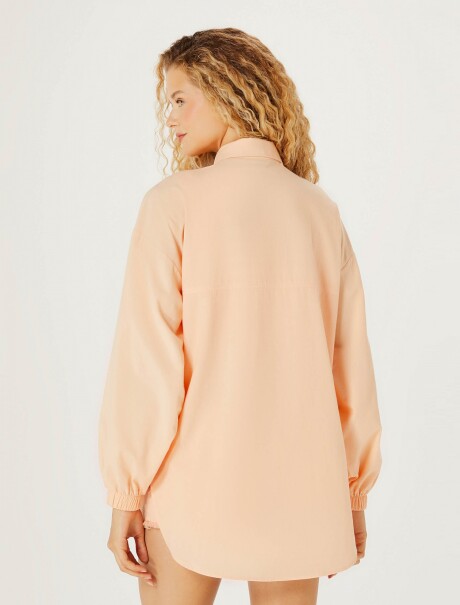 CAMISA MODELO OVERSIZE NARANJA