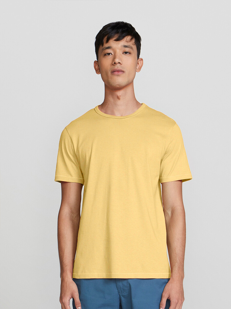 CAMISETA UNISSEX BÁSICA MODELO SLIM - AMARILLO 