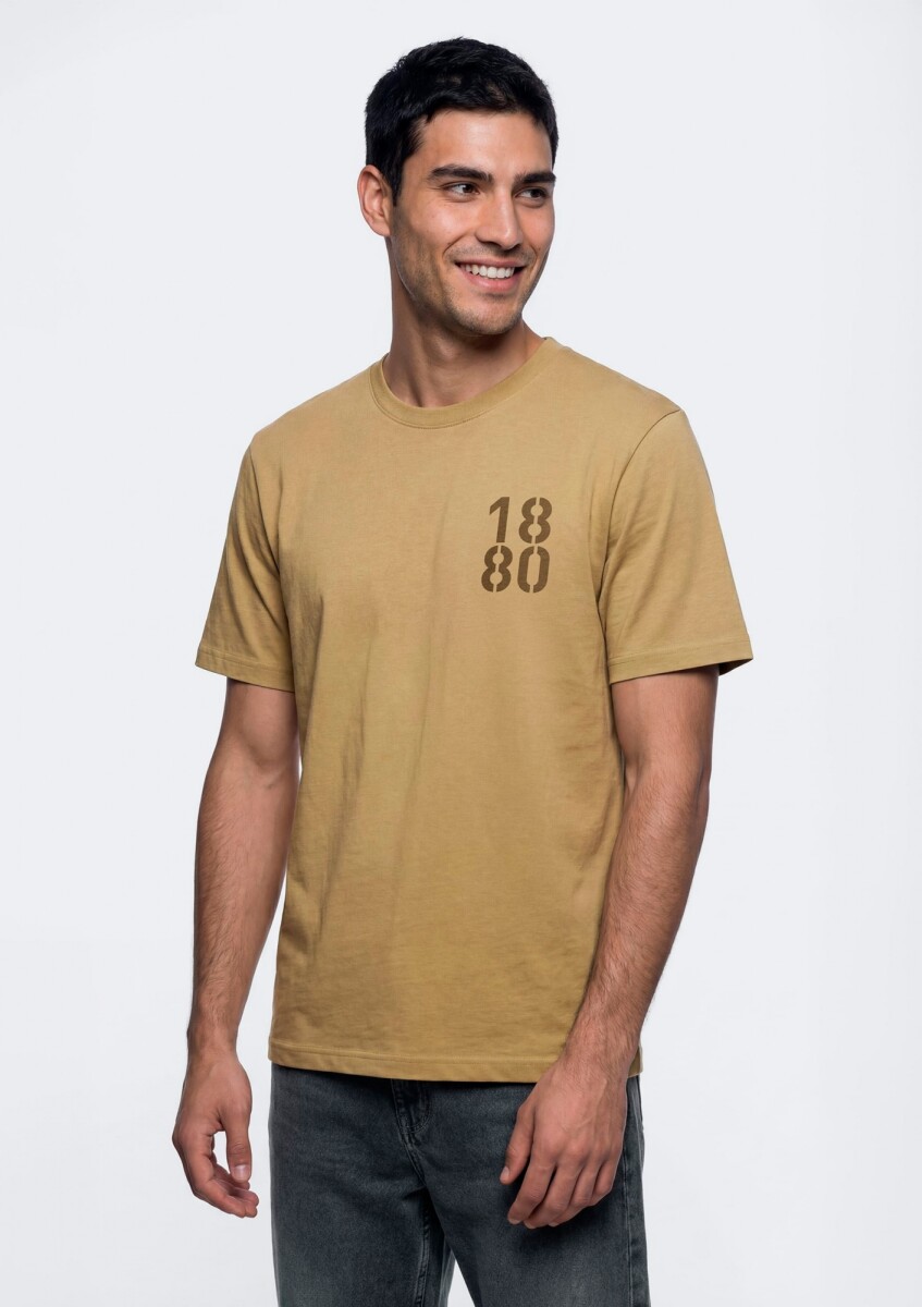 CAMISETA CON ESTAMPA MODELO REGULAR - MOSTAZA 
