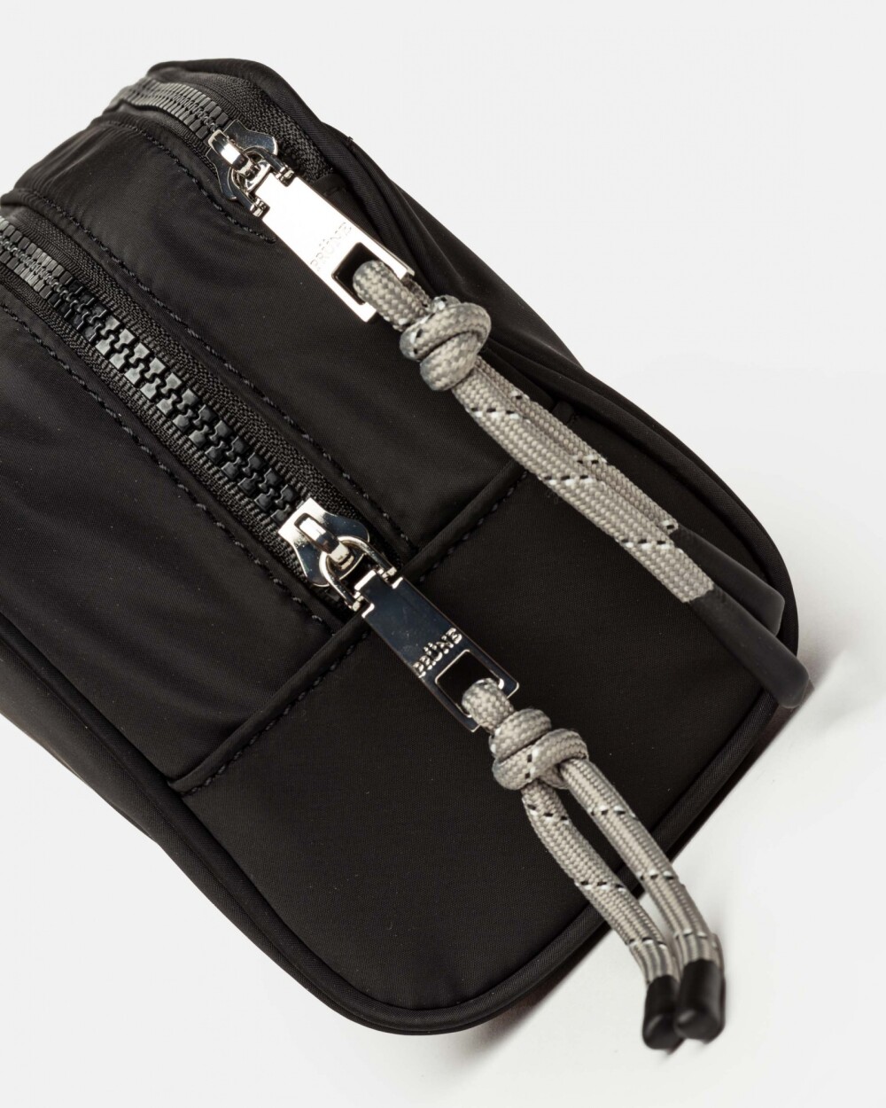 Porta cosméticos New Azami en nylon Negro