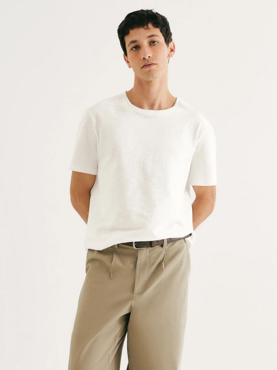 CAMISETA EN TELA TEXTURIZADA MODELO REGULAR - BEIGE 