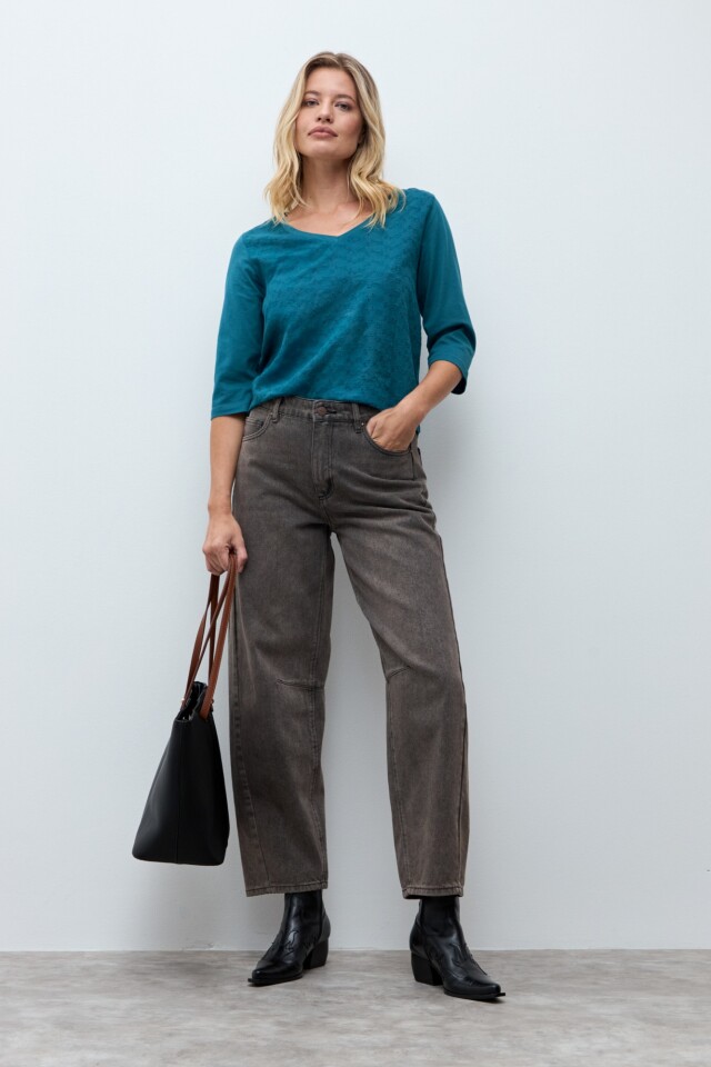 Remera escote V broderie verde petroleo