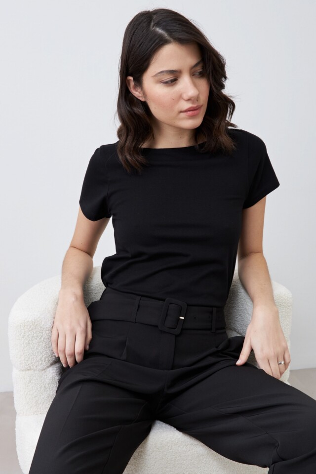Remera escote bote negro