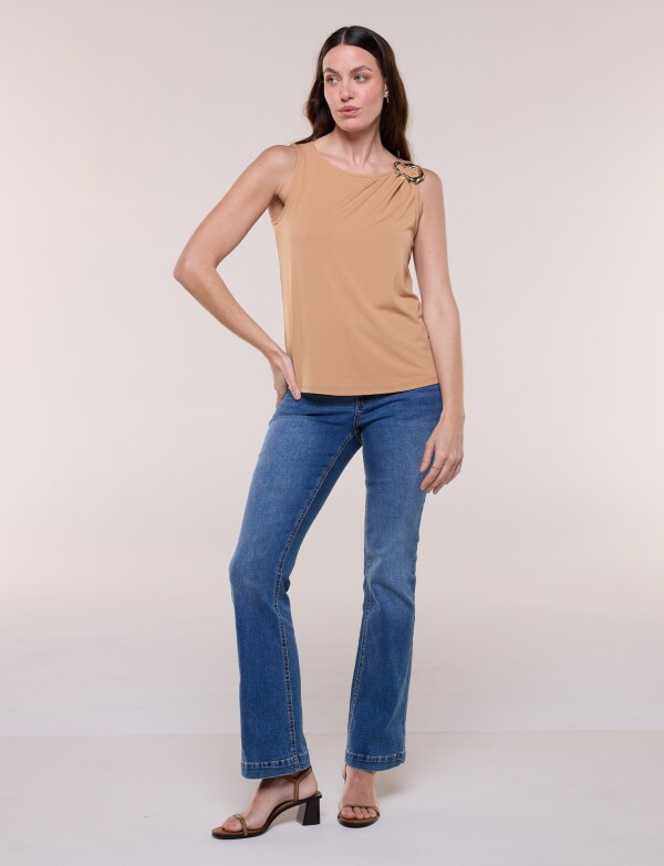 Musculosa Con Broche TOSTADO