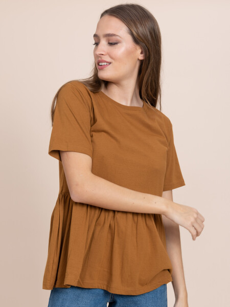 Remera con volado Ocre