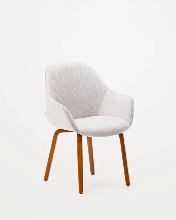 Silla Aleli de chenilla beige y patas de madera maciza de fresno con acabado nogal Silla Aleli de chenilla beige y patas de madera maciza de fresno con acabado nogal