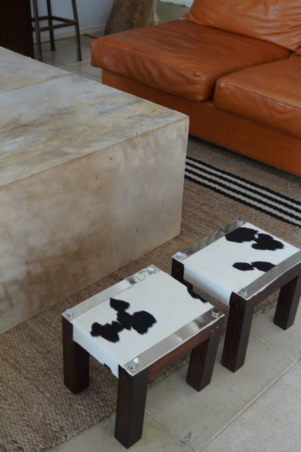 Petit Stool Cowhide oscuro