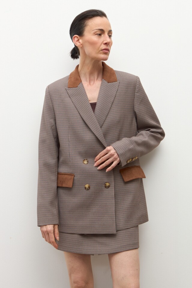 Blazer detalles simil gamuza tostado