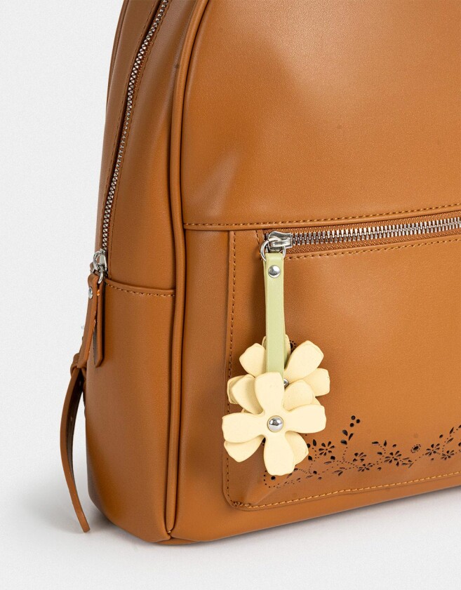 Mochilas Urbanas Mochila Calada Con Charm - Marron Camel