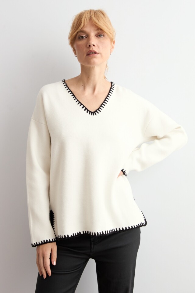 Sweater bordado en contraste crudo
