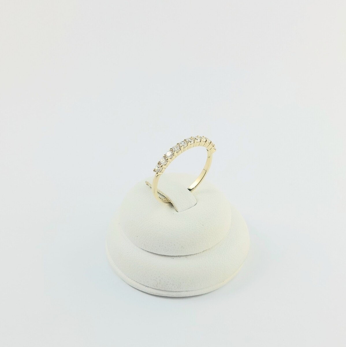 Anillo de oro 9 ktes con circonia. 