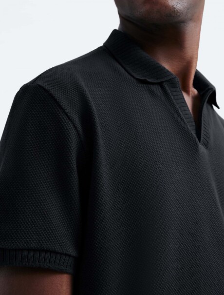 CAMISA CON CUELLO Y TELA TEXTURIZADA NEGRO