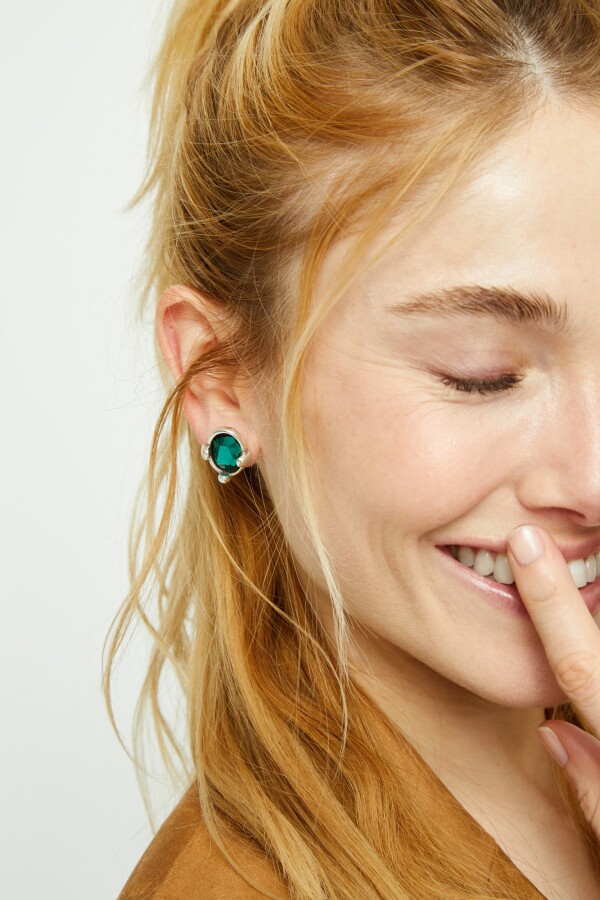 PENDIENTES DE ALEACIÓN DE METALES BAÑADO EN PLATA DE LEY CON CRISTAL FACETADO VERDE Pendiente