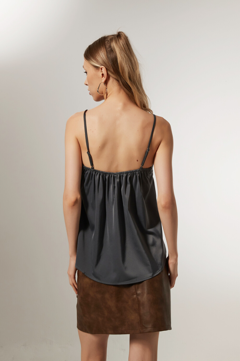 Musculosa Ispeire Gris Oscuro