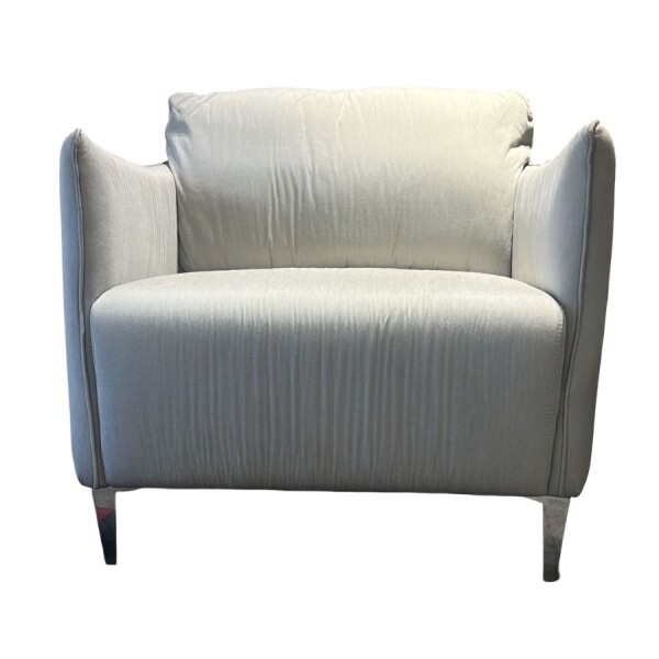 Poltrona tapizado en tela gris, patas en metal - Producto con detalles. Poltrona tapizado en tela gris, patas en metal - Producto con detalles.