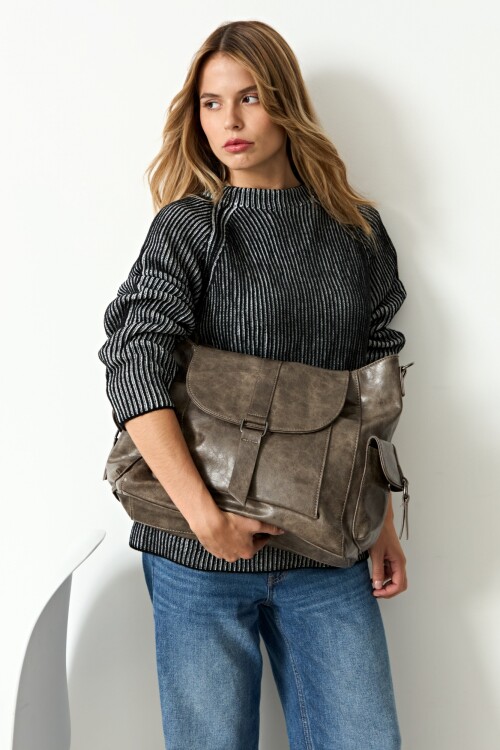 Cartera hobo con tapa topo