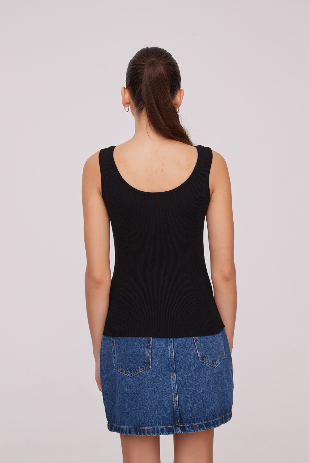 Musculosa Menara Negro