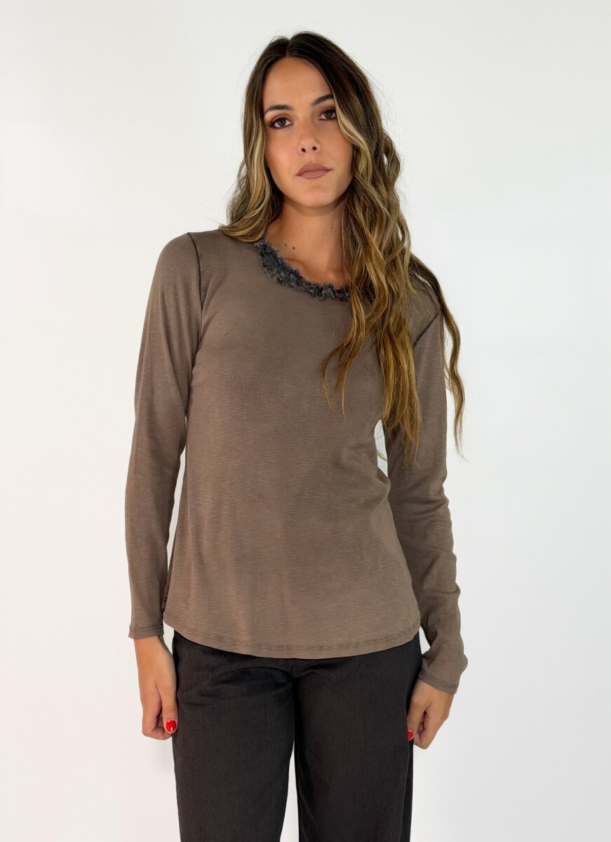 REMERA GAURA - MARRON 