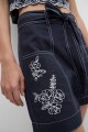 Short con cinto y bordado floral azul marino