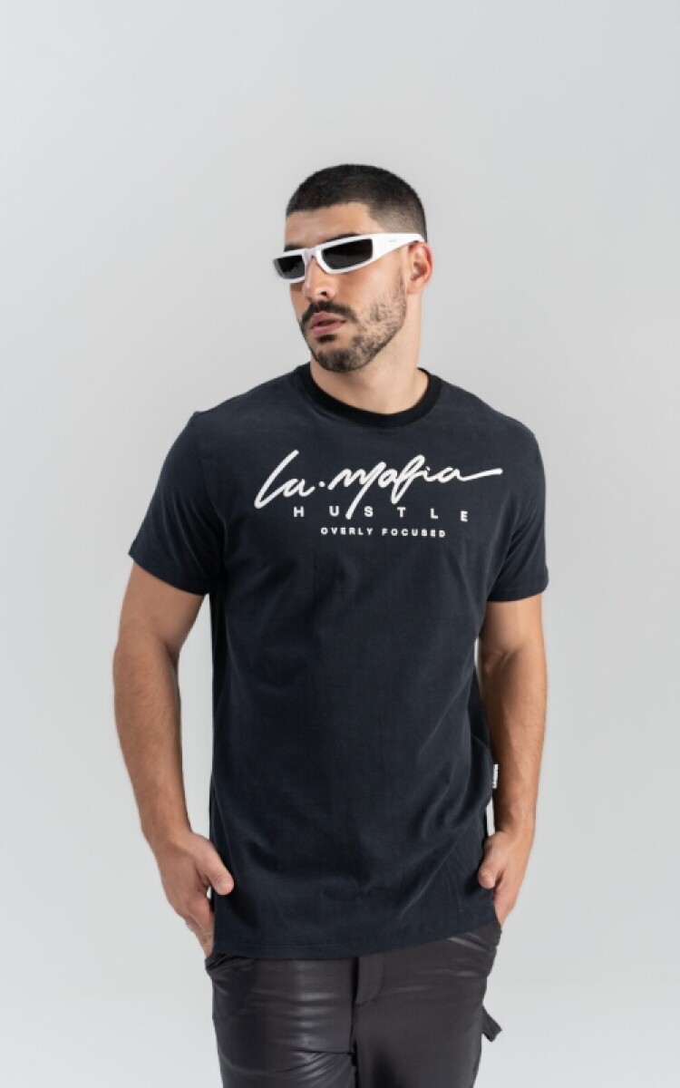 REMERA NEGRA CON LETRAS BLANCAS 