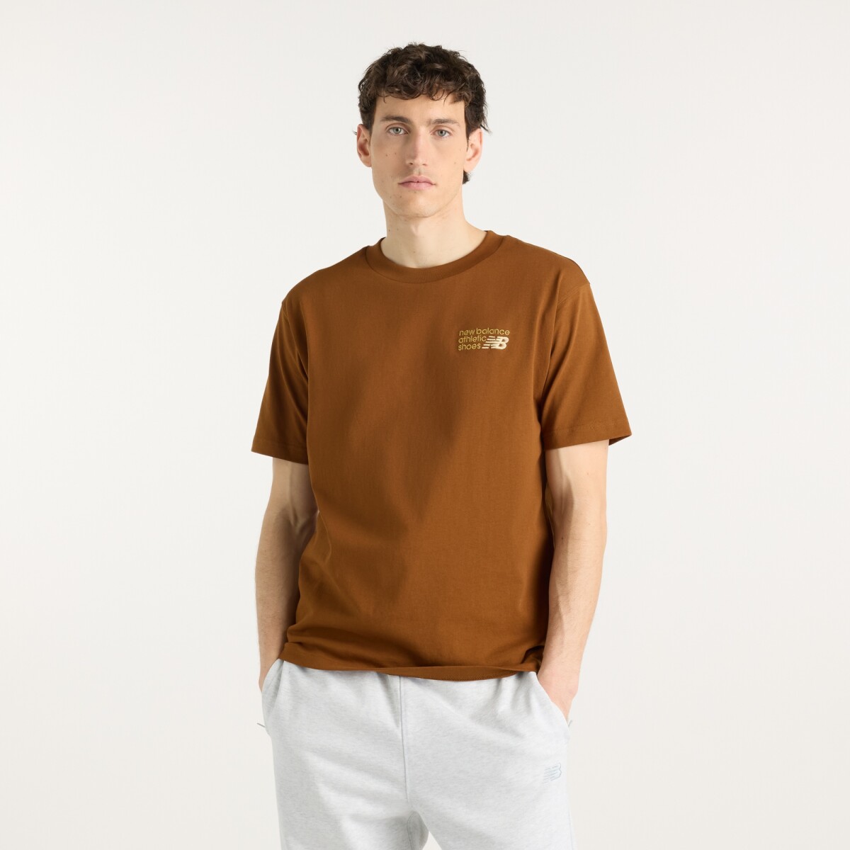 Remera New Balance de Hombre -Athletics Premium- MT41908BFT - BROWN 
