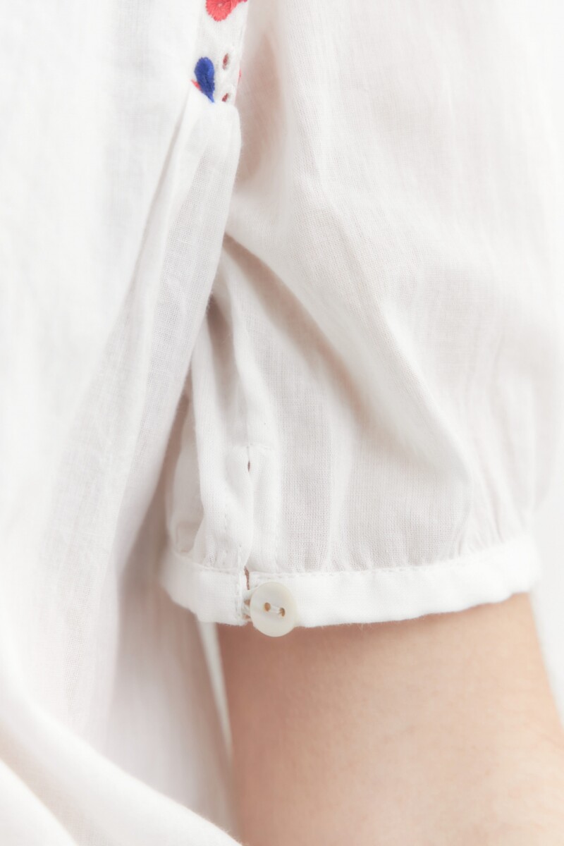 Blusa con bordados blanco