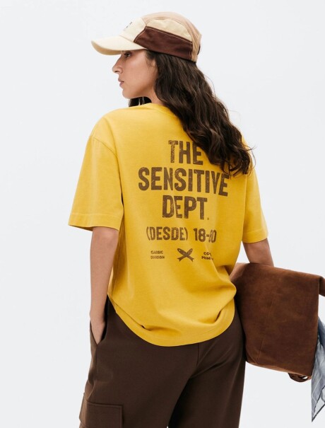 CAMISETA OVERSIZED CON ESTAMPA AMARILLO
