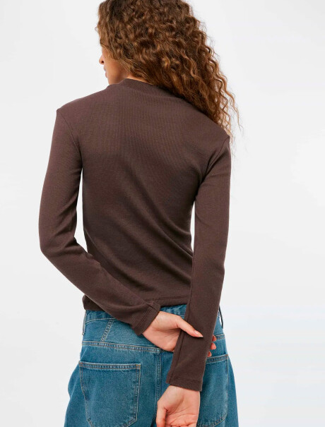 BLUSA DE CUELLO ALTO ACANALADO MARRÓN