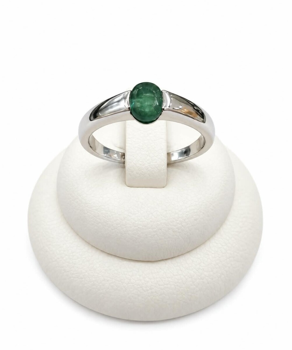 Anillo estilo cartier con raíz de esmeralda 