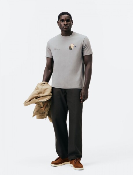 CAMISETA CON ESTAMPA MODELO REGULAR GRIS