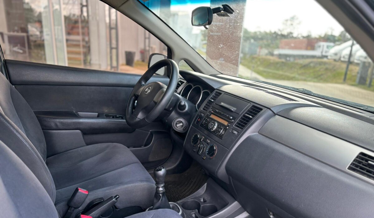 Nissan Tiida Estándar - 2010 Nissan Tiida Estándar - 2010