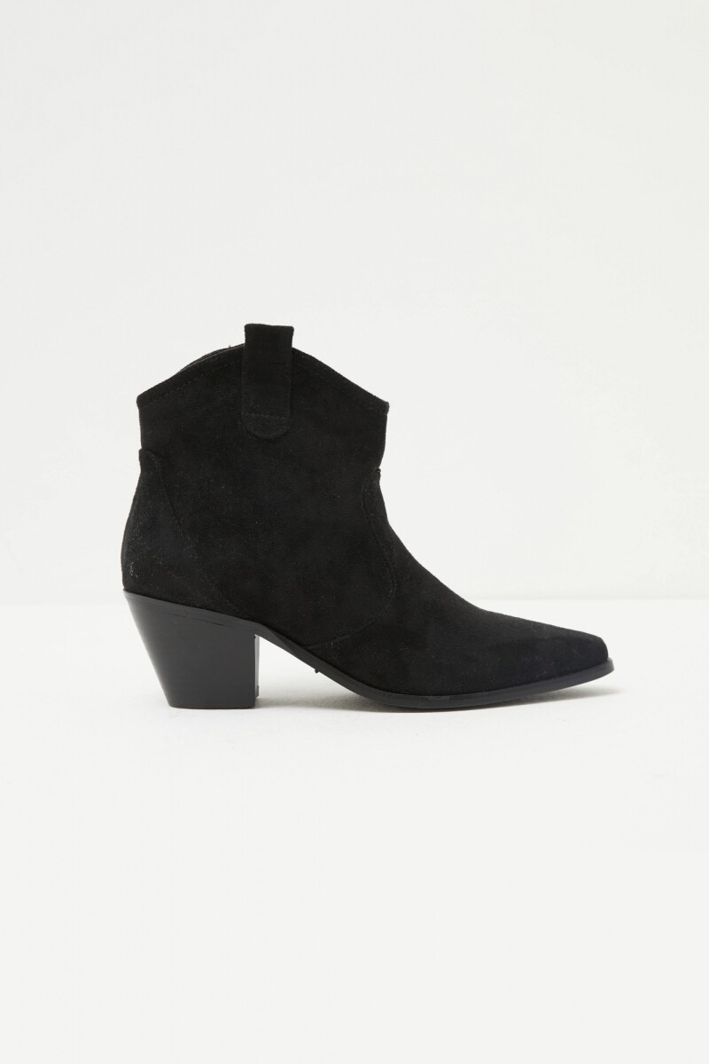 Bota de suede con taco negro