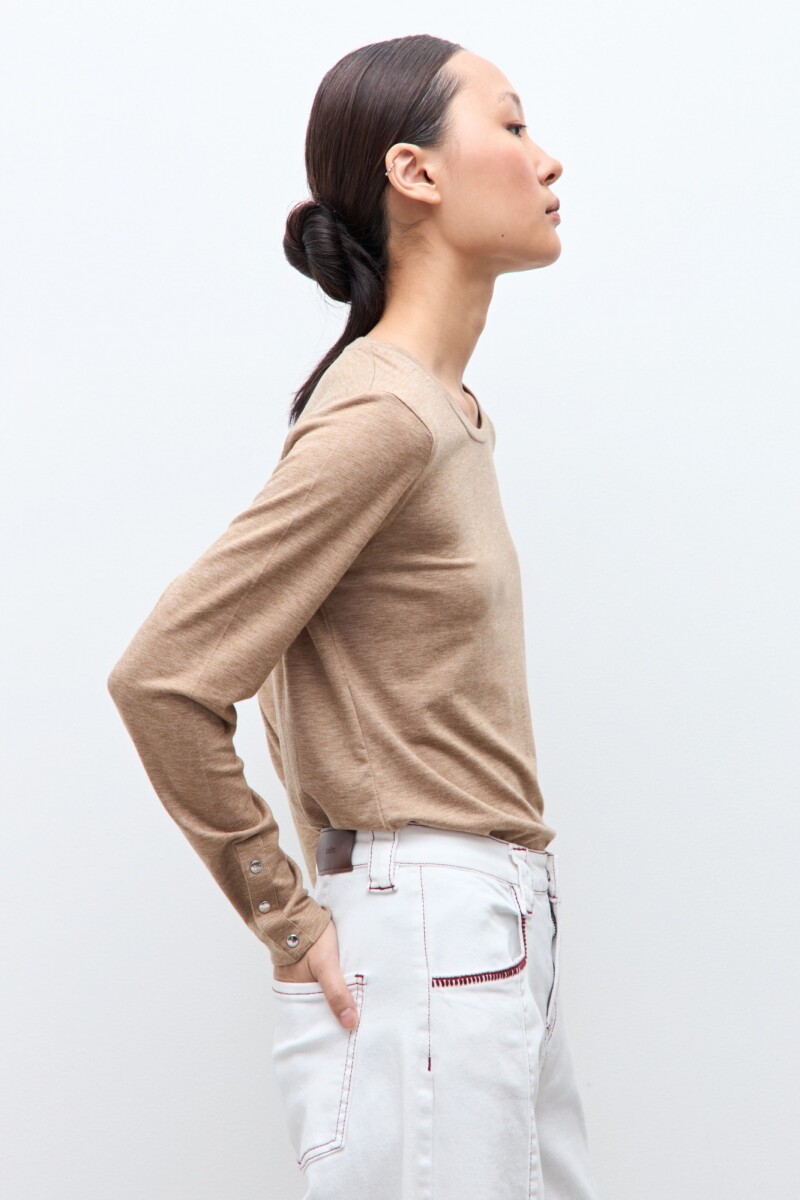 Remera con botones en puños tostado melange