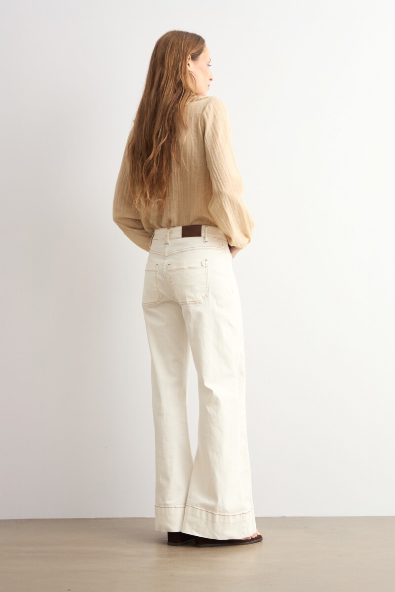 Blusa con volados beige