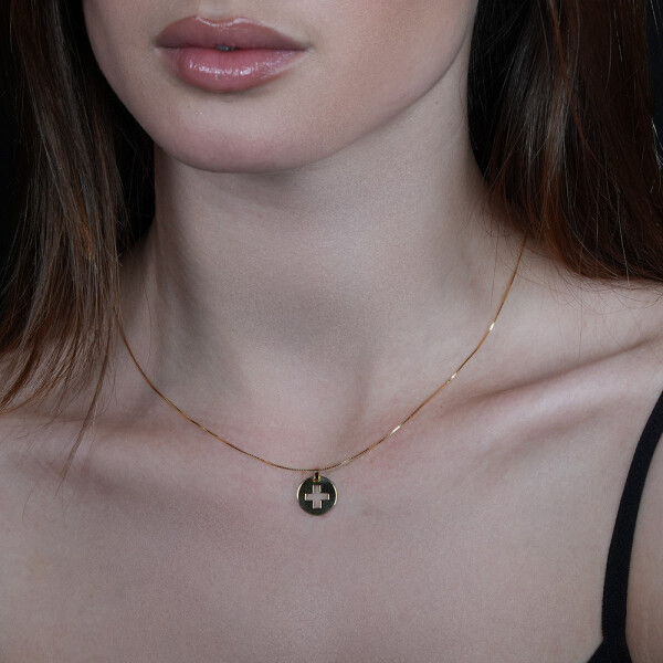 Medalla en oro amarillo 18k. con cruz calada Medalla en oro amarillo 18k. con cruz calada