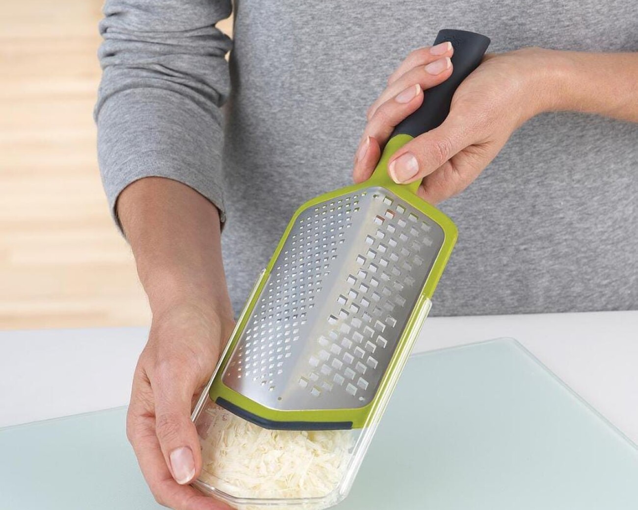 Rallador 2-en-1 con cuchillas fina y gruesa Rallador 2-en-1 con cuchillas fina y gruesa