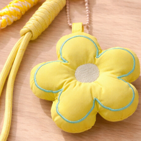 Llavero con Flor y Cuerdas Amarillo