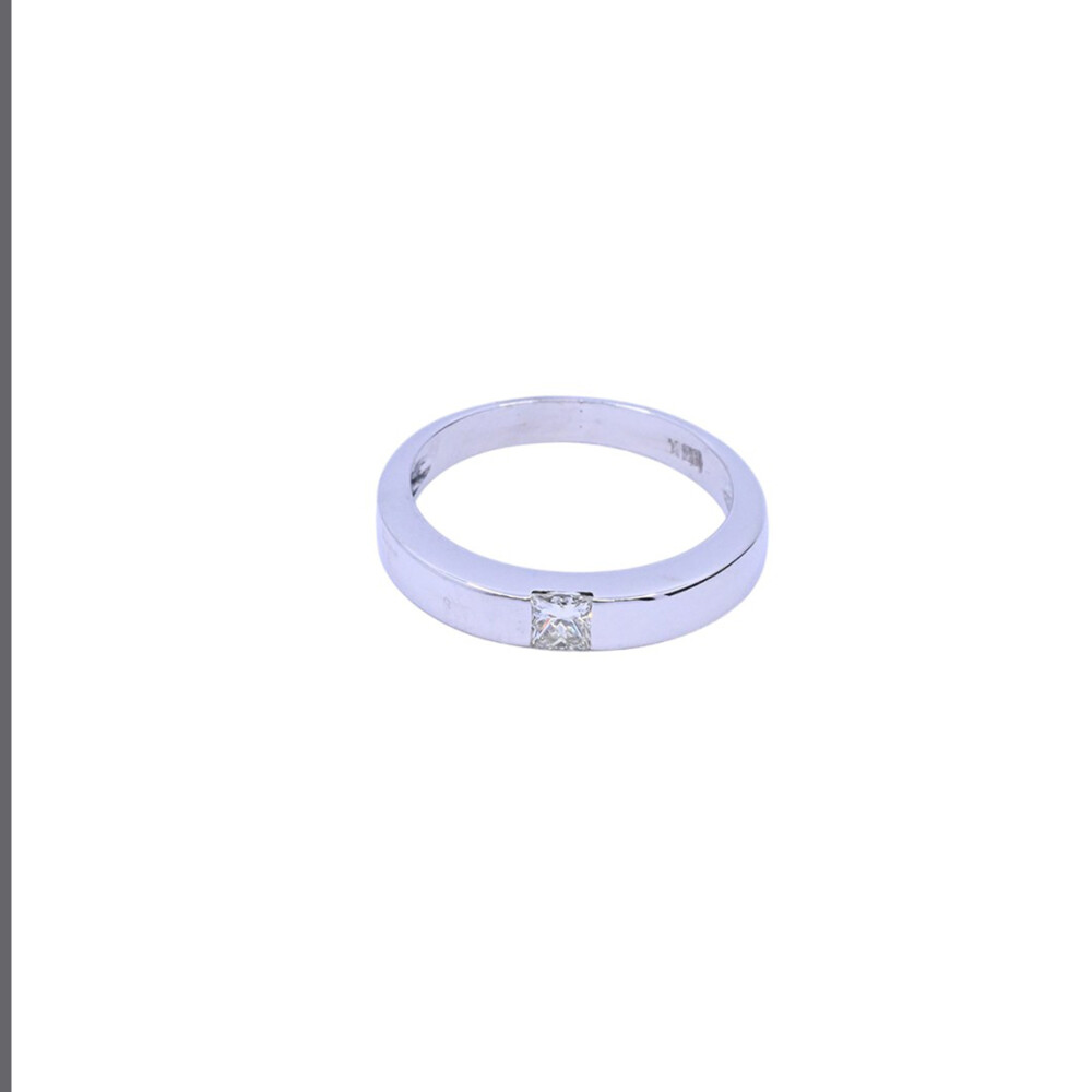 Anillo oro 18k blanco con brillantes tallado princesa. Anillo oro 18k blanco con brillantes tallado princesa.