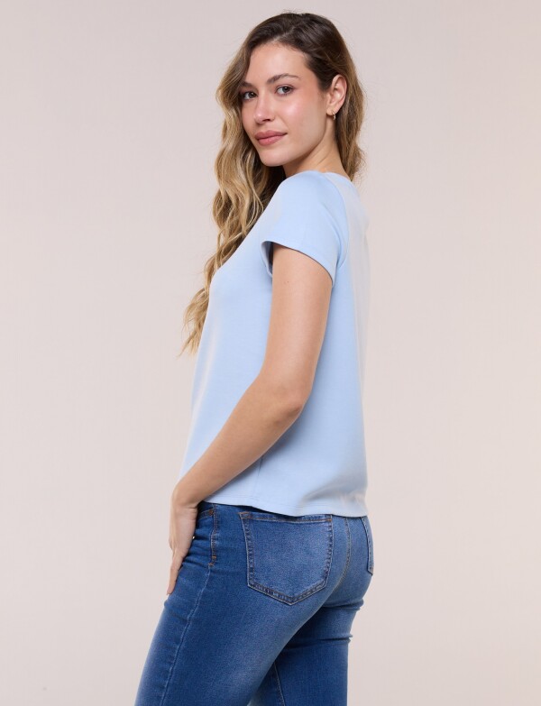 Remera Con Detalle Calado En Escote CELESTE