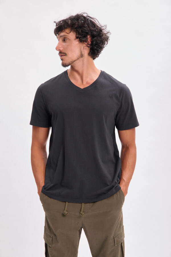 Remera manga corta cuello en v Negra