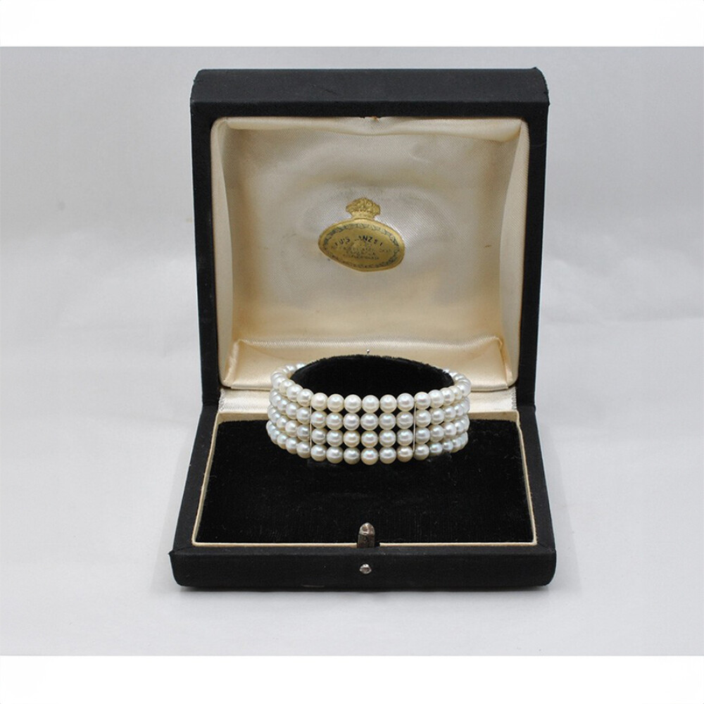 Pulsera 4 Hilos De Perlas 5 A 5.5 Mm, Con Importante Broche En Oro 18 K Zafiros Y Brillantes Pulsera 4 Hilos De Perlas 5 A 5.5 Mm, Con Importante Broche En Oro 18 K Zafiros Y Brillantes