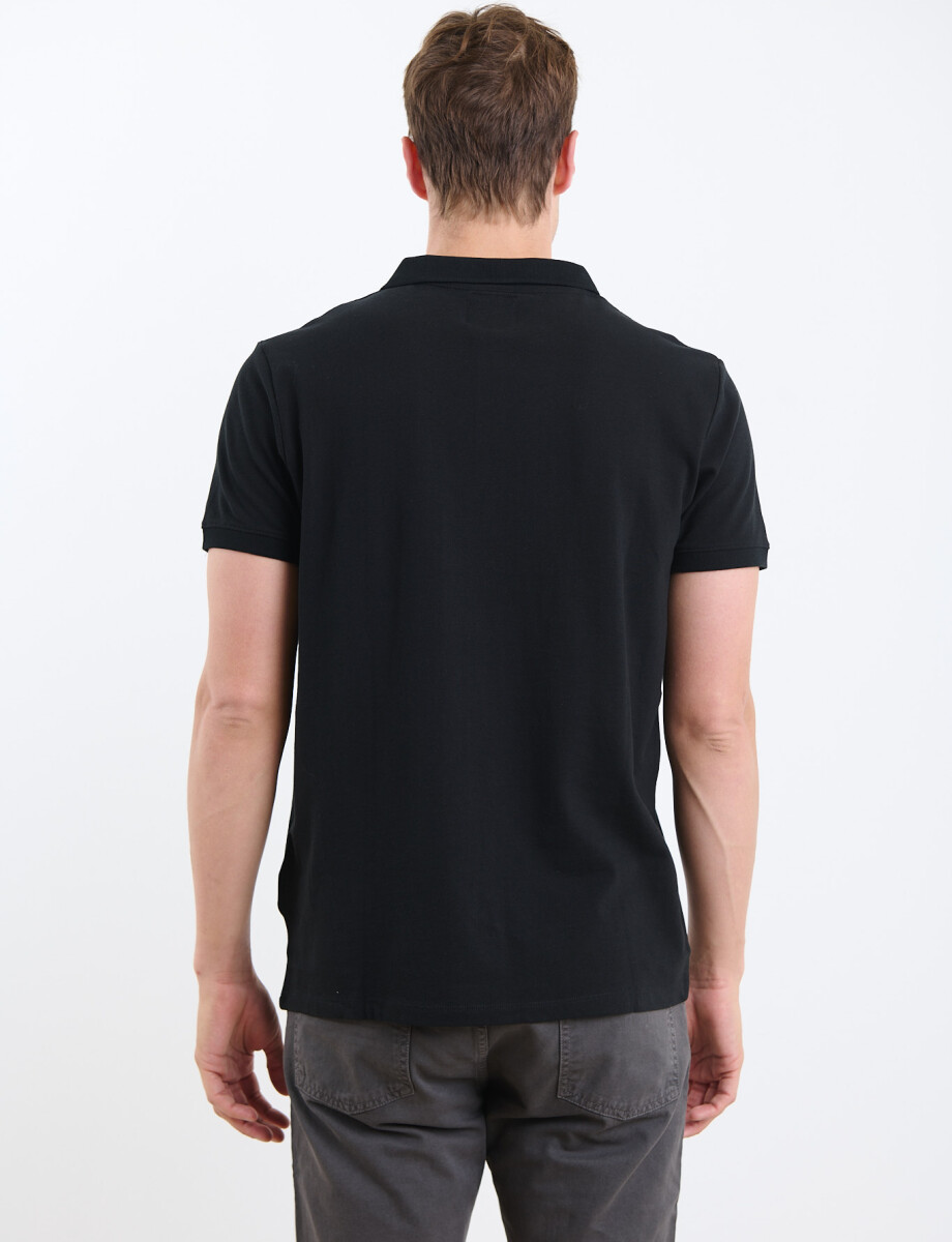 520694 REMERA FERAUD Negro