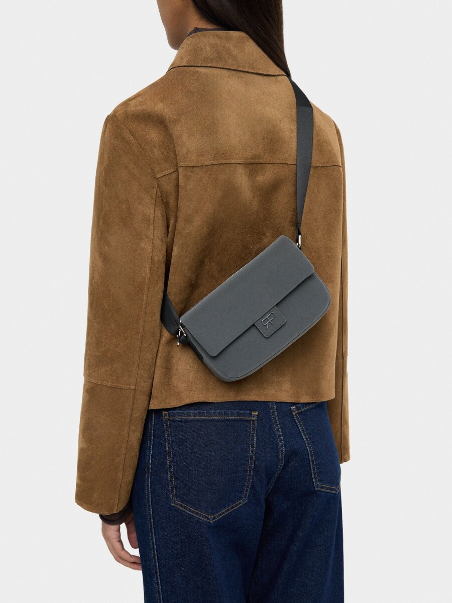 Bolso Bandolera Con Solapa Textura Suave gris