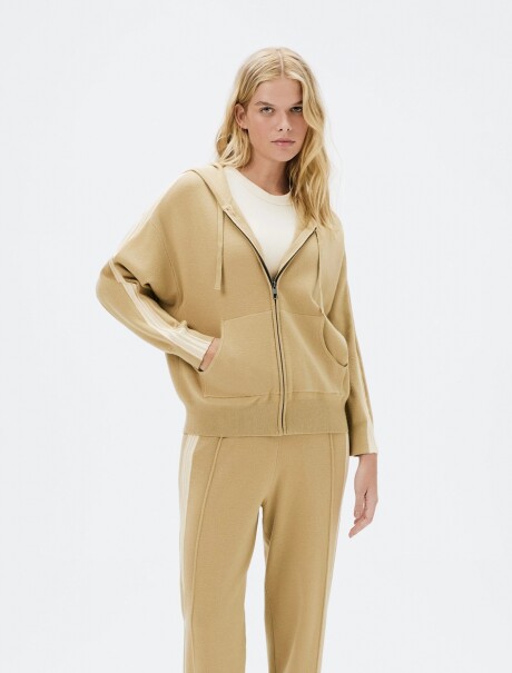 CAMPERA DE PUNTO CON CAPUCHA ROJO