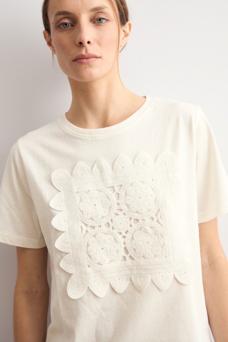 Remera aplique de crochet crudo