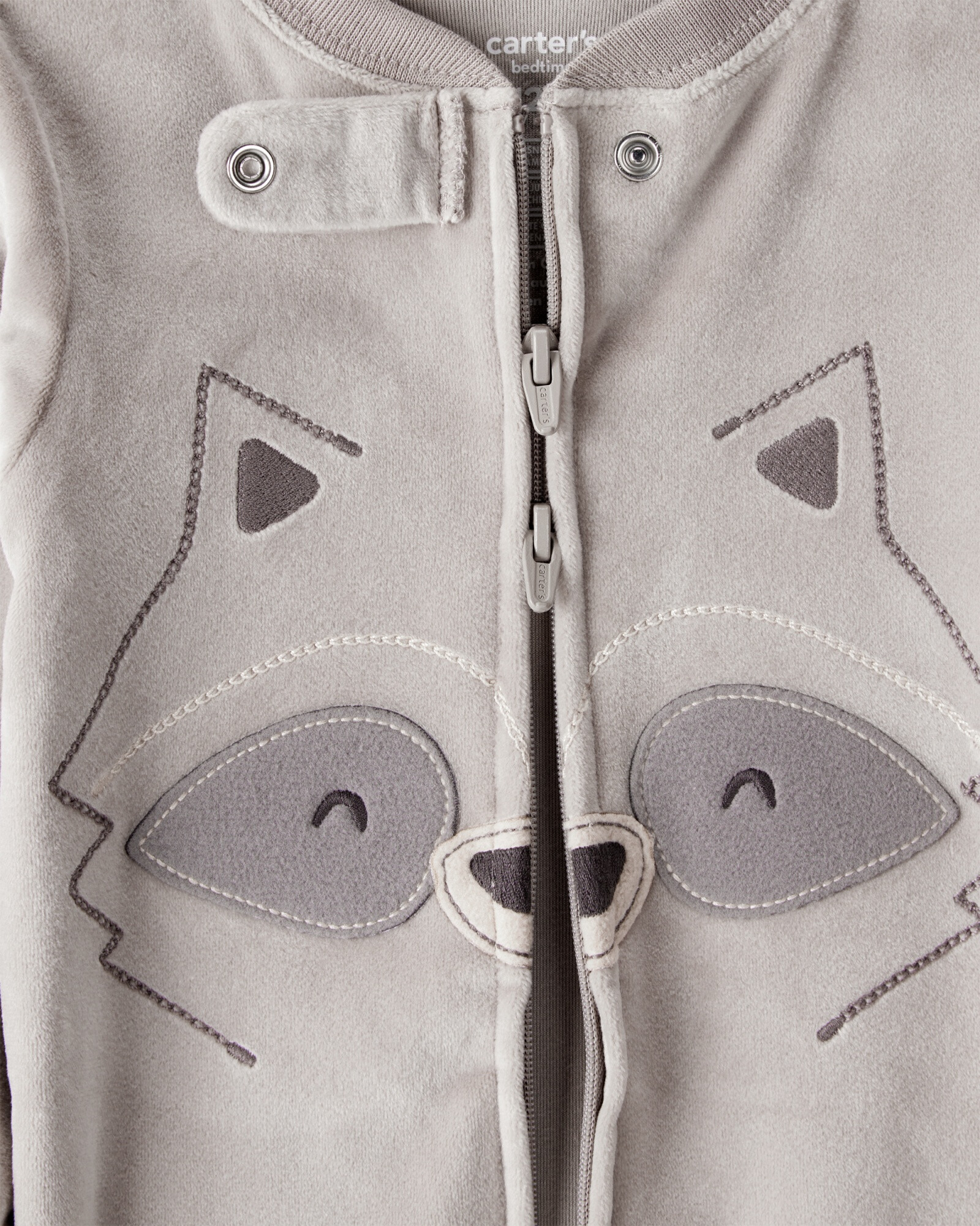 Pijama una pieza de DreamPlush, con pie, estampa mapache Sin color